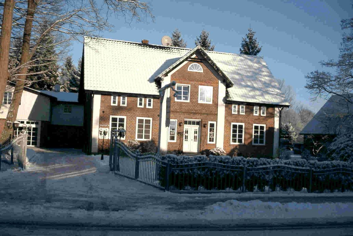 Ferienhaus im Winter mit Schnee